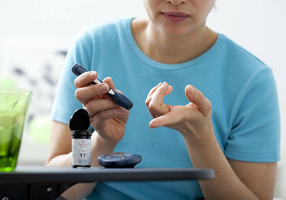 Un camino en un bosque soleado, simbolizando el viaje hacia el bienestar